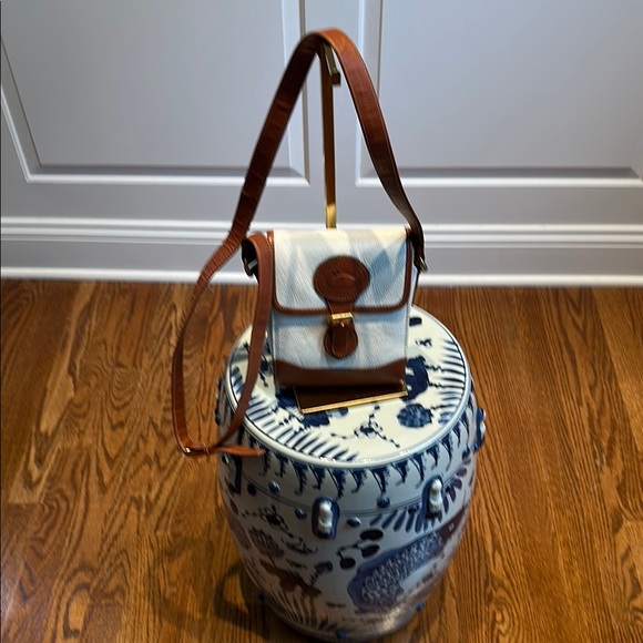 Vintage Dooney & Bourke Cream Pebbled AWL Surrey Carrier Crossbody - Picture 1 of 6